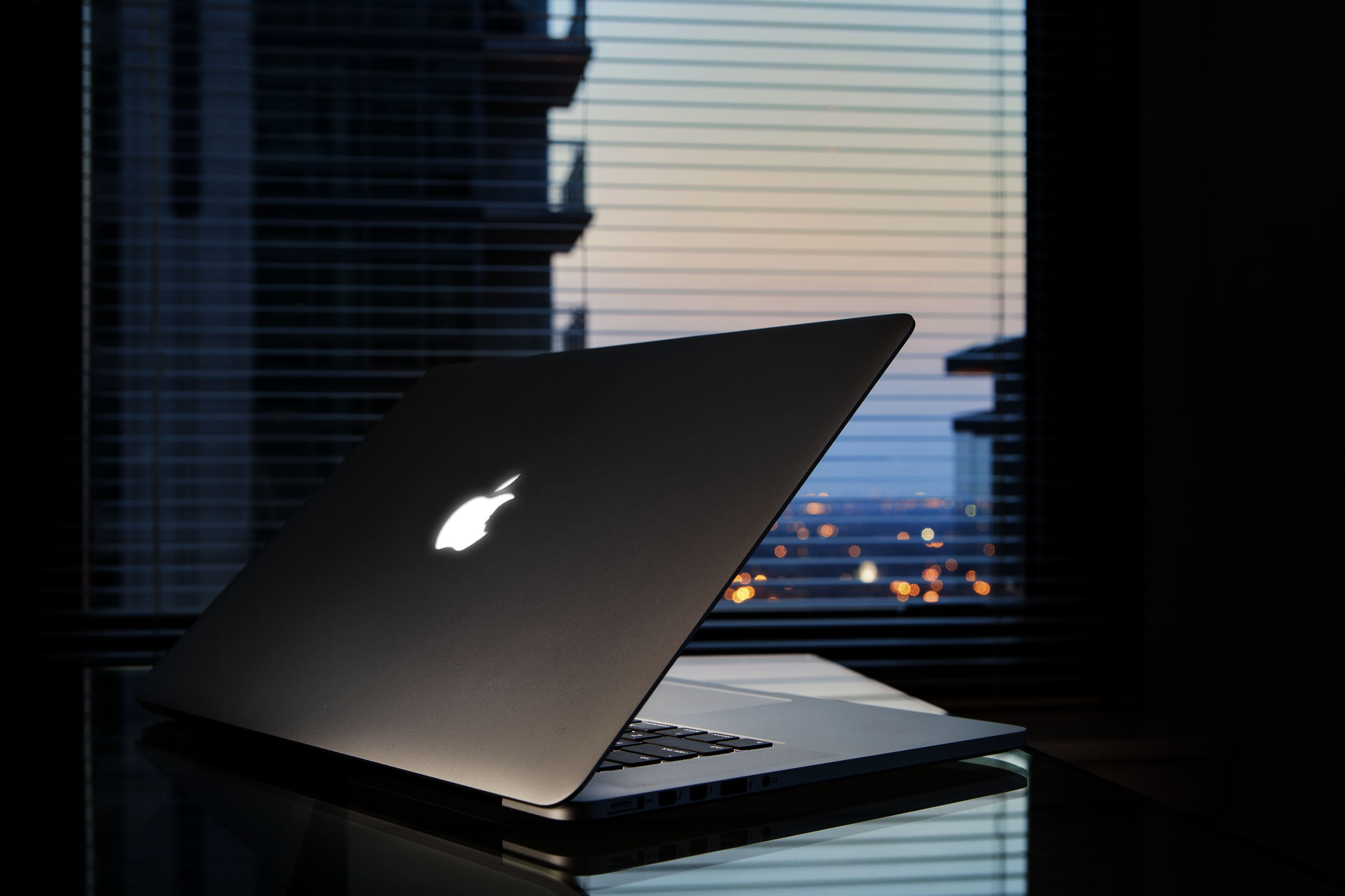 Retina MacBook Pros laser cut with Jonathan Mak’s Steve Jobs memorial logo auctioned for charity ...